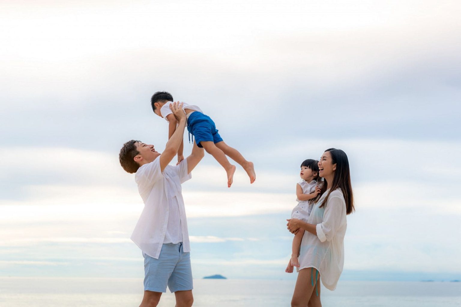 happy-asian-family-holiday-beach (1)